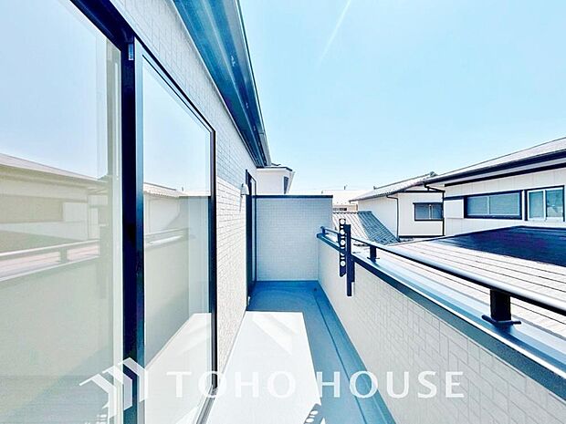 通風・採光に優れ、心地よい光と風があふれています。優しい陽射しが差し込むバルコニーとなっております。