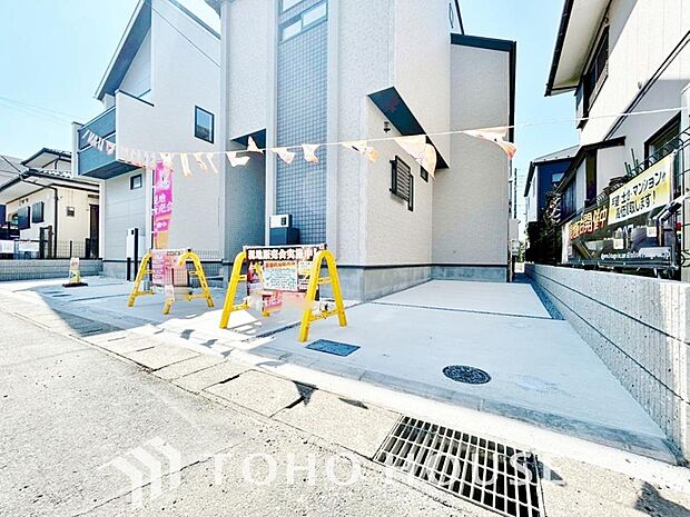 ゆったりとした駐車スペースを確保いたしましたので、大きめのお車でも駐車可能です。