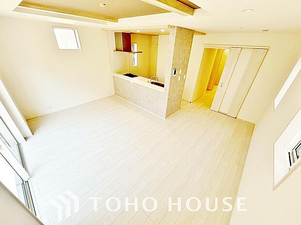 一日の中で多くの時間を過すことになるリビング。爽やかな通風と採光を存分に感じる事が出来る空間です。