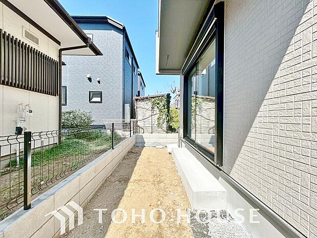 窓の先に庭があると風通しも良く、四季折々の変化も感じとることができそうですね。