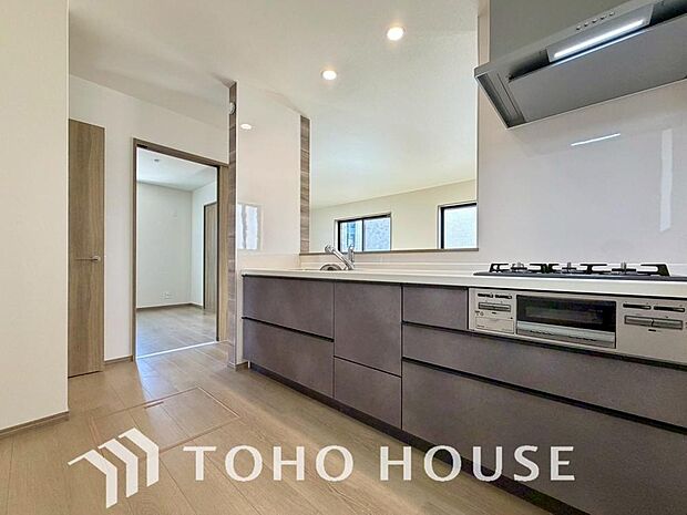 夫婦そろってキッチンに立っても調理がしやすく余裕の広さ。家事をしながら会話も弾みます。