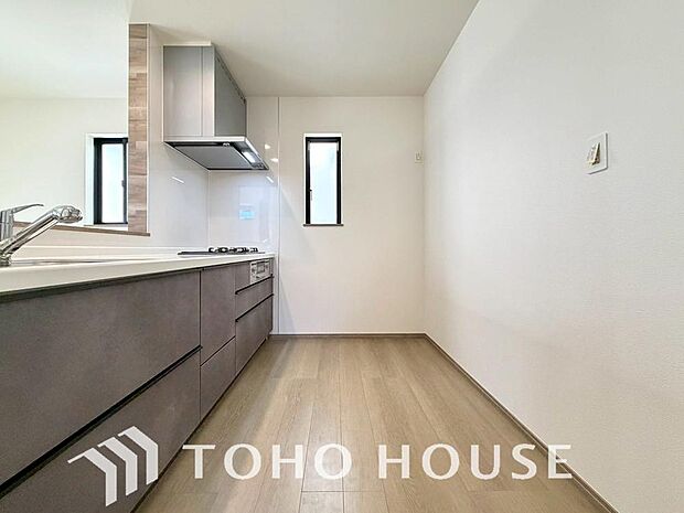 キッチンの収納は、デッドスペースになりやすい箇所を有効活用できる、スライド式収納を採用しました。