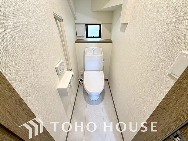 十分な広さと清潔感のあるカラーで纏まったおトイレ。時間に余裕とゆとりを持たせます。