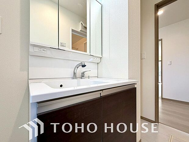 身だしなみのチェックがしやすい大きな鏡、下には収納がたっぷり。スッキリとした空間を演出いたします。