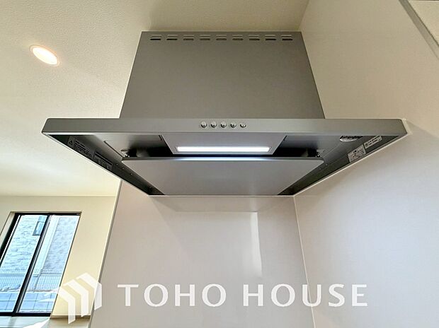 キッチンの換気扇はスタイリッシュなデザインで、日々のお手入れもラクラクな仕様となっております。