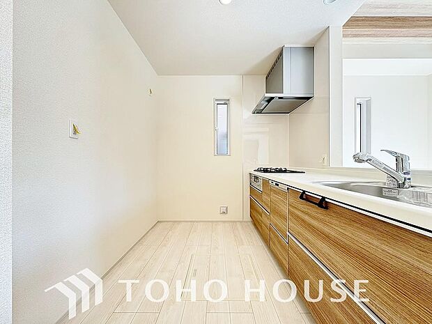 夫婦そろってキッチンに立っても調理がしやすく余裕の広さ。家事をしながら会話も弾みます。