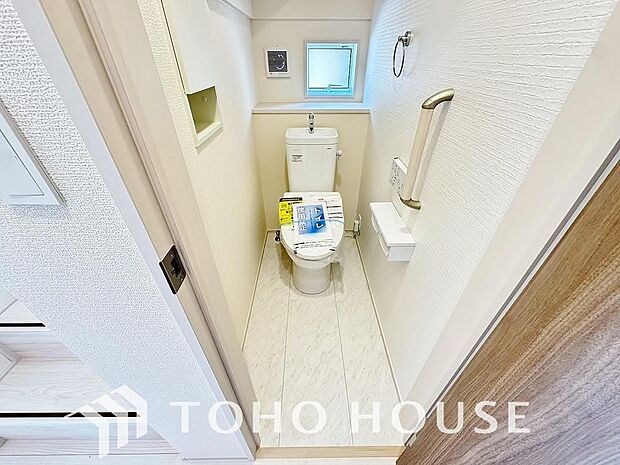 清潔な空間であって頂けますように、目に留まるだけではなく、汚れをふき取り易いフロアと壁紙をチョイス。