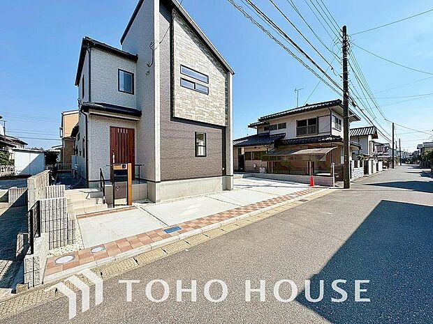 周辺環境とのコラボレーションにより明るく開放的な空間を演出しております。