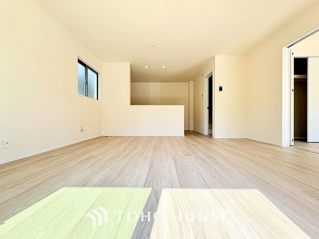 光が注がれる青い空から鮮やかに赤色にゆっくりと染まる。そんな優しい時間がここでは流れてゆく。