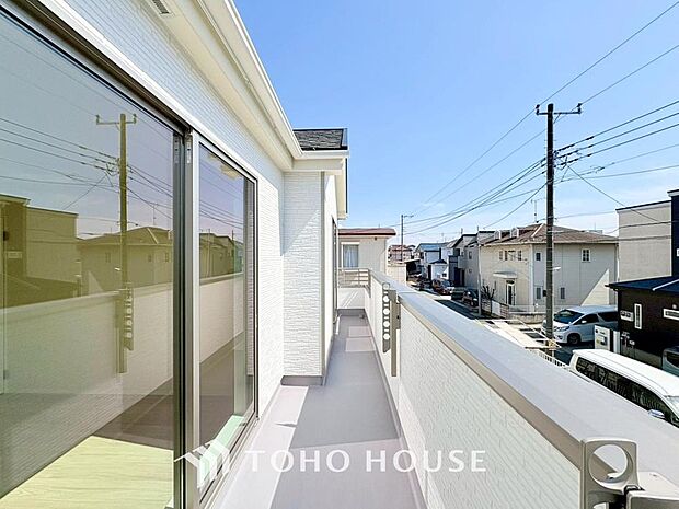 暖かい陽ざしが差込むバルコニーは、晴れた日には、洗濯物が良く乾きます。また、風通しも良好です。