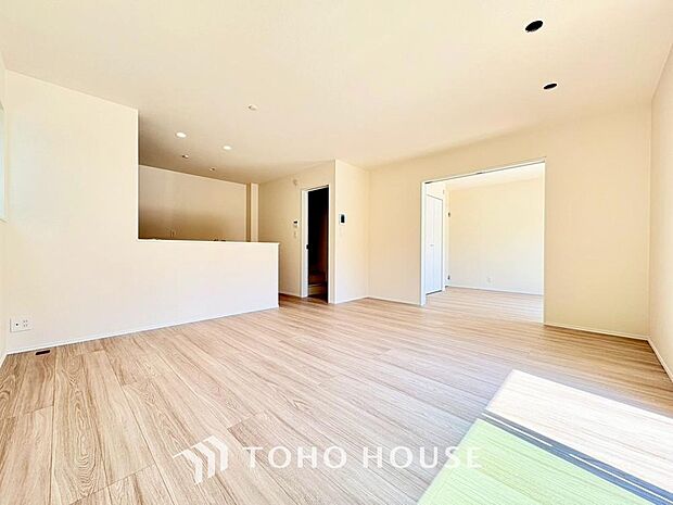 リビングも広く設け、訪れる人々を暖かく迎えてくれます。