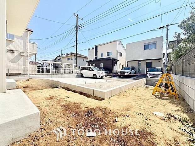 お子様がお庭で遊ぶのを見守りつつ、キッチンでお料理やリビングでくつろぐことができる安心な間取り。