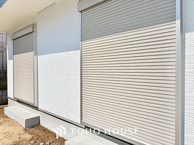 台風などの激しい雨風からお家を守るのはもちろん、空き巣対策などの防犯抑止や防音にも効果を発揮します。