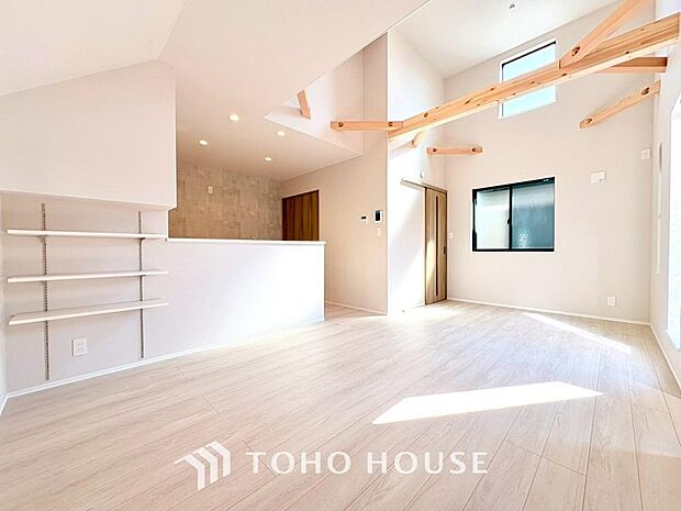 作り手の「気持ちの良いリビングでお過ごししていただきたい」という思いを感じさせます。