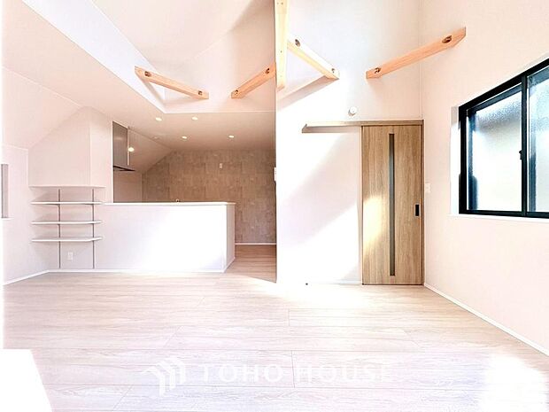 光が注がれる青い空から鮮やかに赤色にゆっくりと染まる。そんな優しい時間がここでは流れてゆく。