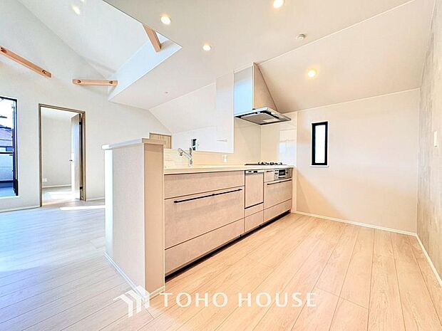 キッチンの収納は、デッドスペースになりやすい箇所を有効活用できる、スライド式収納を採用しました。