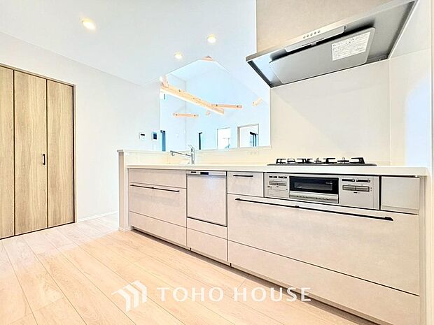 広々キッチンを採用。みんなで作った料理を召し上がりながらの会話は、どのような物になるのでしょうか。