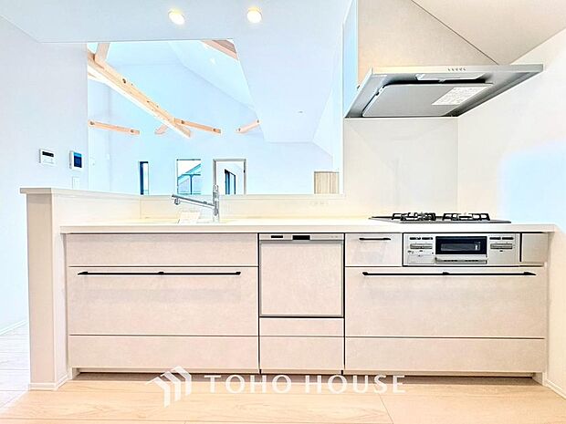 夫婦そろってキッチンに立っても調理がしやすく余裕の広さ。家事をしながら会話も弾みます。