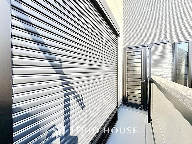 台風などの激しい雨風からお家を守るのはもちろん、空き巣対策などの防犯抑止や防音にも効果を発揮します。