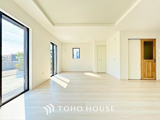 光が注がれる青い空から鮮やかに赤色にゆっくりと染まる。そんな優しい時間がここでは流れてゆく。