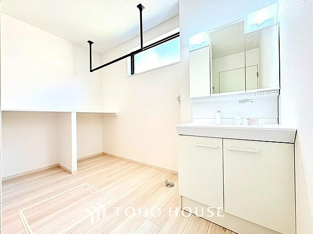 手で洗いたい大切な服など、広く使えると助かる洗面台は汚れの付きにくい形状と素材で造られております。