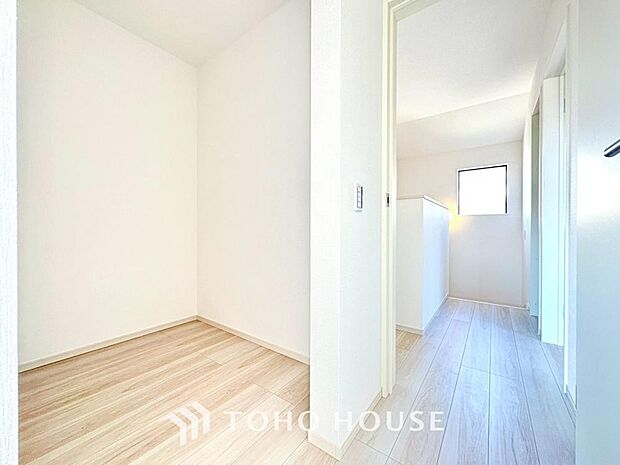 建物内部の収納には拘りました。共有部分に設けた収納。お荷物が多い方にも安心です。