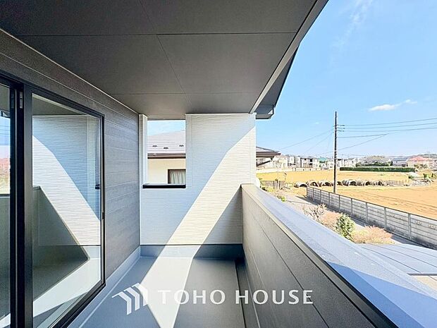 頬をなでる優しい風を感じることが出来るバルコニー。つい深呼吸をしたくなる気持ちの良い眺望です。