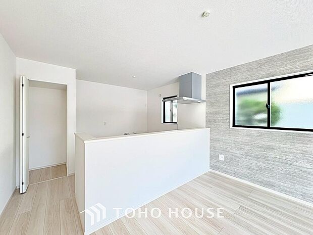 リビングも広く設け、訪れる人々を暖かく迎えてくれます。