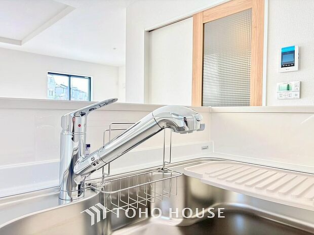 ワンタッチで浄水と原水を切り替えできる浄水器一体型水栓は水道水に含まれる有害物質を除去してくれます。