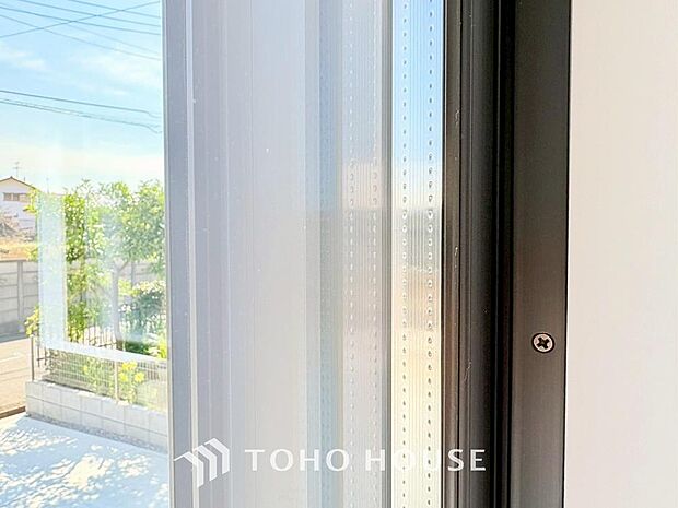 二層のガラスの間に空気層や特殊ガス層を作ることで断熱性能や結露防止効果を高めたサッシを装備してます。