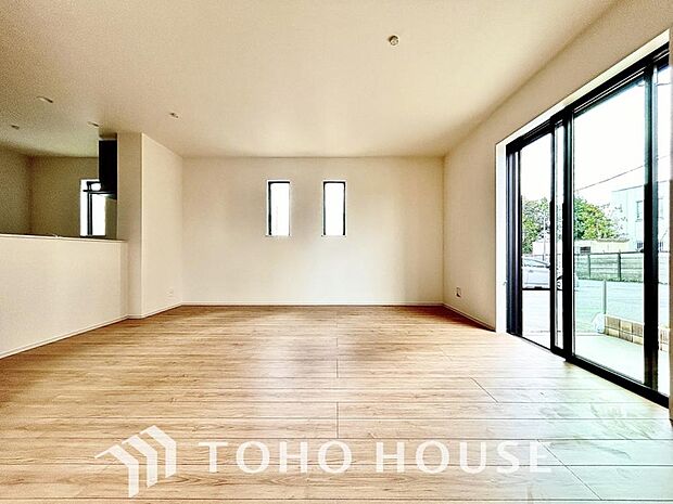 リビングも広く設け、訪れる人々を暖かく迎えてくれます。