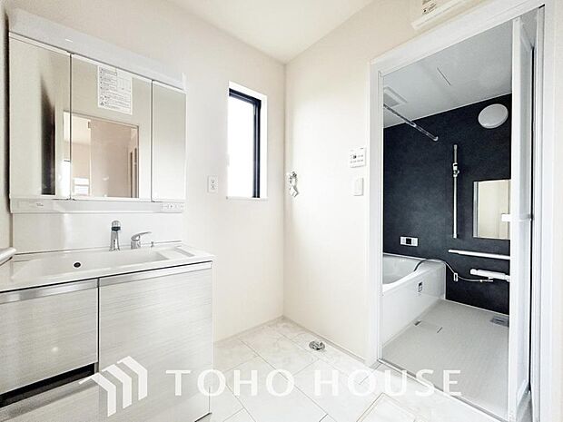 身だしなみのチェックがしやすい大きな鏡、下には収納がたっぷり。スッキリとした空間を演出いたします。