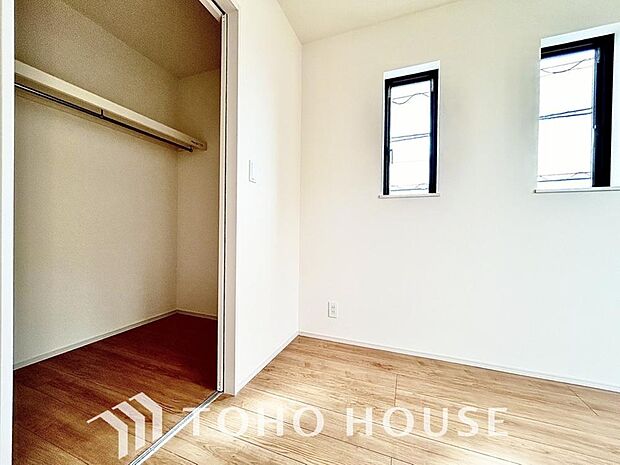 建物内部の収納には拘りました。共有部分に設けた収納。お荷物が多い方にも安心です。