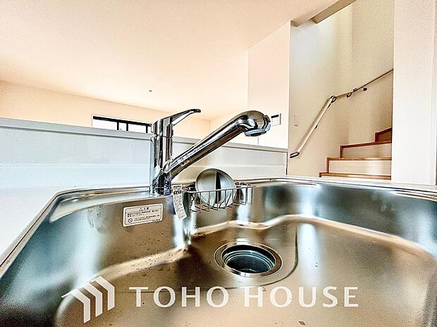 ワンタッチで浄水と原水を切り替えできる浄水器一体型水栓は水道水に含まれる有害物質を除去してくれます。