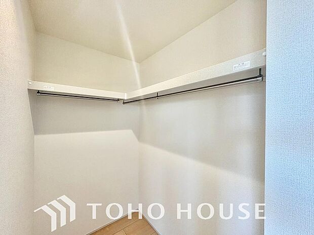建物内部の収納には拘りました。共有部分に設けた収納。お荷物が多い方にも安心です。