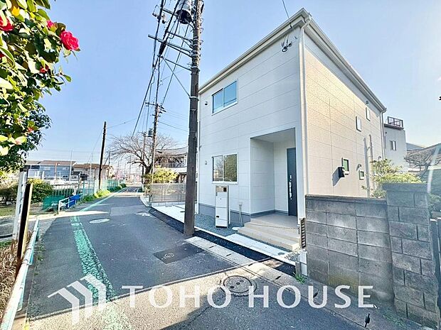 周辺環境とのコラボレーションにより明るく開放的な空間を演出しております。