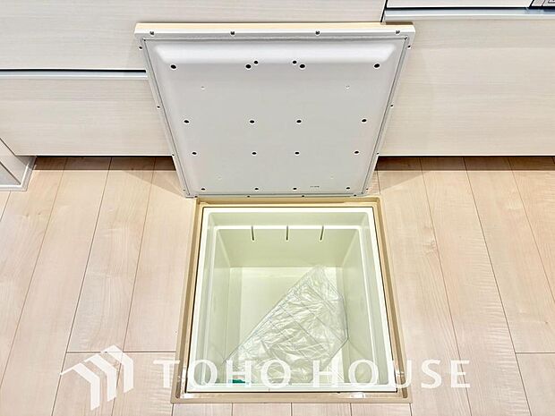 食品ストックや非常食・保存食の保管庫として活用できます。住まいの床下点検口としての役割もあります。