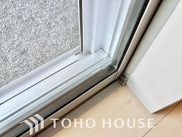 二層のガラスの間に空気層や特殊ガス層を作ることで断熱性能や結露防止効果を高めたサッシを装備してます。