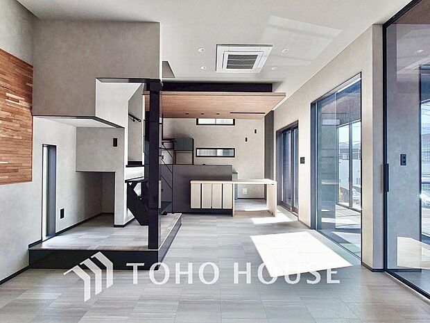 リビングも広く設け、訪れる人々を暖かく迎えてくれます。