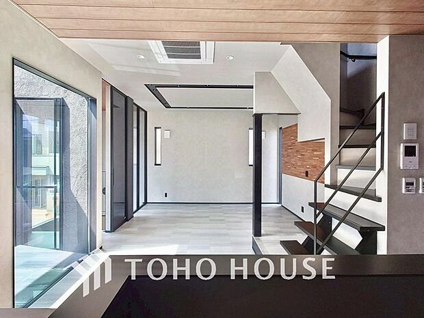 光が注がれる青い空から鮮やかに赤色にゆっくりと染まる。そんな優しい時間がここでは流れてゆく。