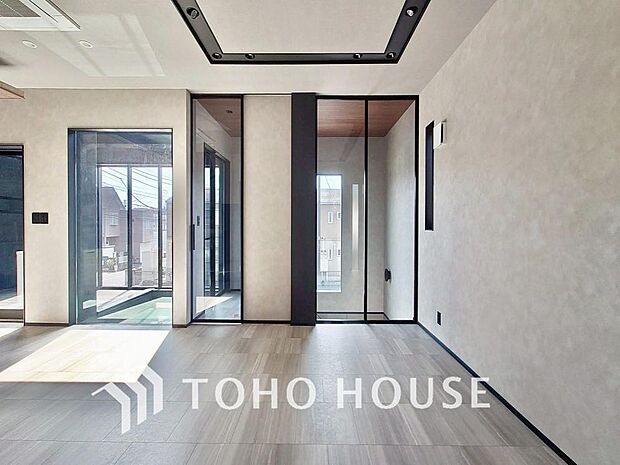 造りこんだ空間演出の妙が生み出す光と質のハーモニーはこの住宅のクオリティの良さを実感させてくれます。