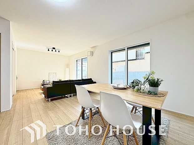 一日の中で多くの時間を過すことになるリビング。爽やかな通風と採光を存分に感じる事が出来る空間です。