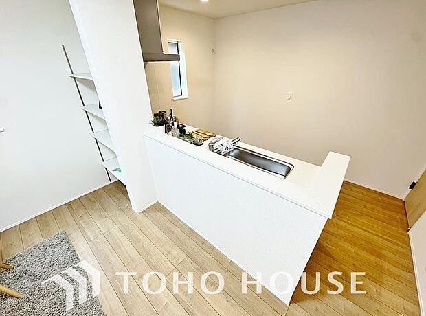 美しく使いやすいキッチン空間。優しい温もりを醸し出すキッチンは料理の為の配慮を随所に注ぎました。