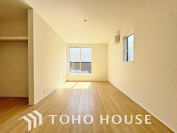 落ち着いたカラーの室内。インテリアやファブリックでお好みのテイストデザインを取り入れて頂けます。