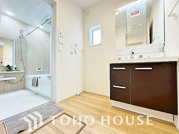 平日の朝であっても、落ち着きとくつろぎを感じられる空間。気持ちよく身だしなみを整えられます。