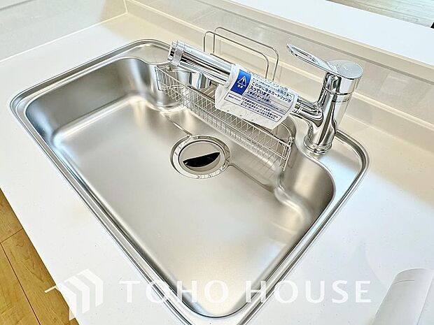 浄水器ボタンひとつで浄水と原水に切り替えられる浄水器一体型水栓を使用。