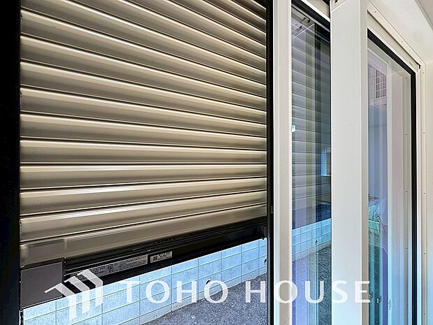 防犯機能のシャッターを完備しております。寒い冬でも中から開閉が可能ですのでラクラク便利。