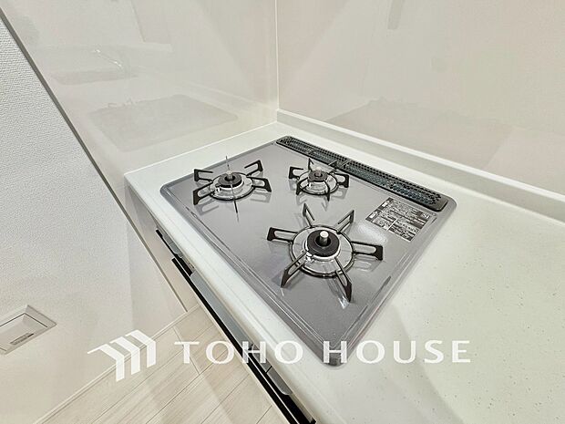 3口コンロは一度に複数のお料理を作ることができるメリットがあります。毎日のキッチンタイムを効率よく。