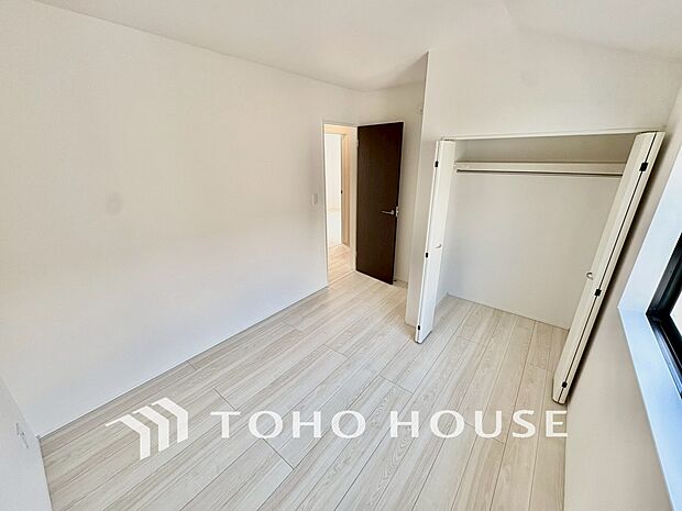 清潔感あるホワイトの壁紙と温もり溢れるカラーの床材が見事に調和した本邸宅。