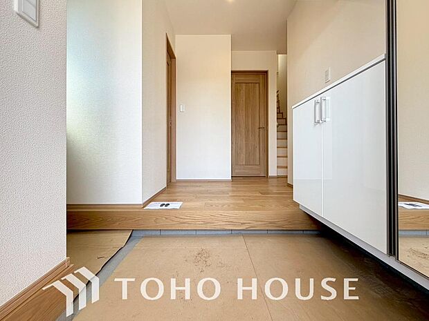 毎日みんなを見送り、そして迎え入れる場所だから。帰りたくなる家をテーマに設計した、自慢の玄関です。